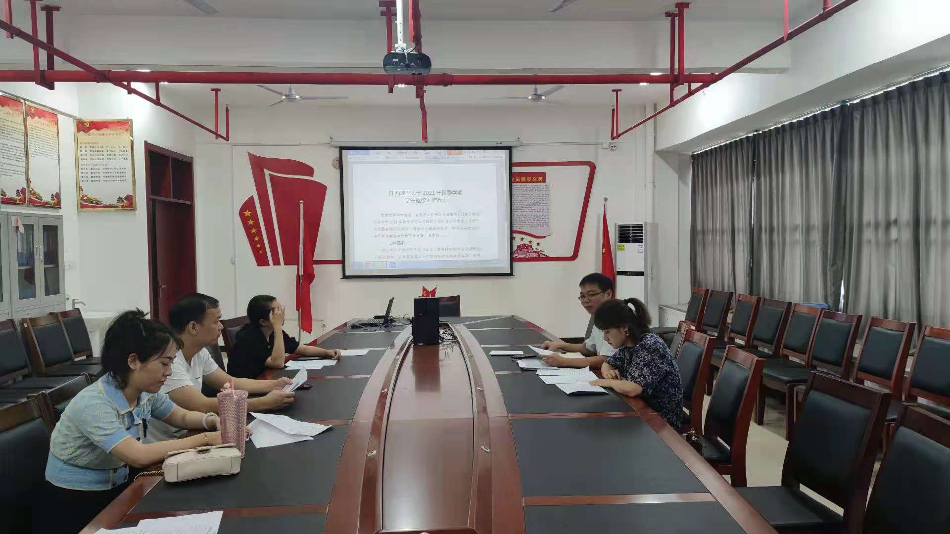 学工办副主任兼团委副书记孙冰心,辅导员李婷,郭峰,吕聪颖,杨毅,冯隆
