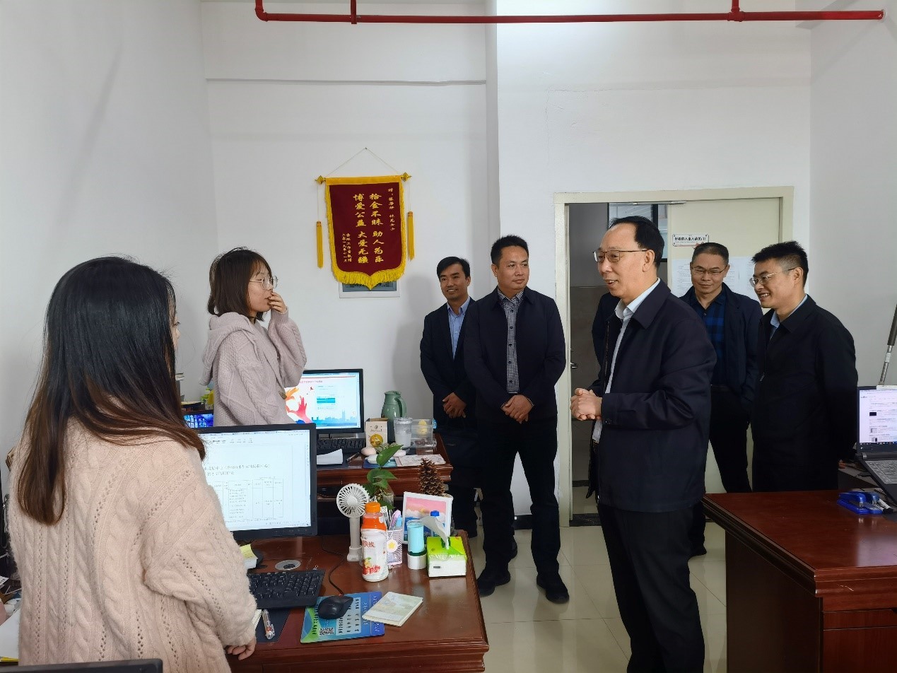 Yang Bin Party Secretary Of The University Came To The Hospital For 